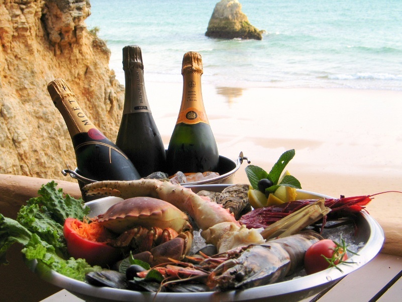 Сочетание шампанского с морепродуктами.