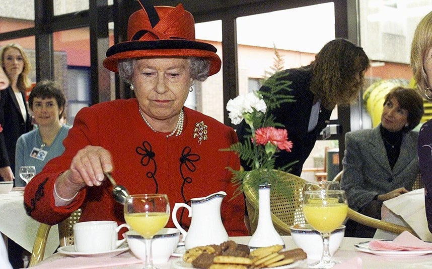 Английская королева за чашкой чая.