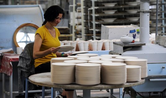 Производство посуды фабрики Thun.